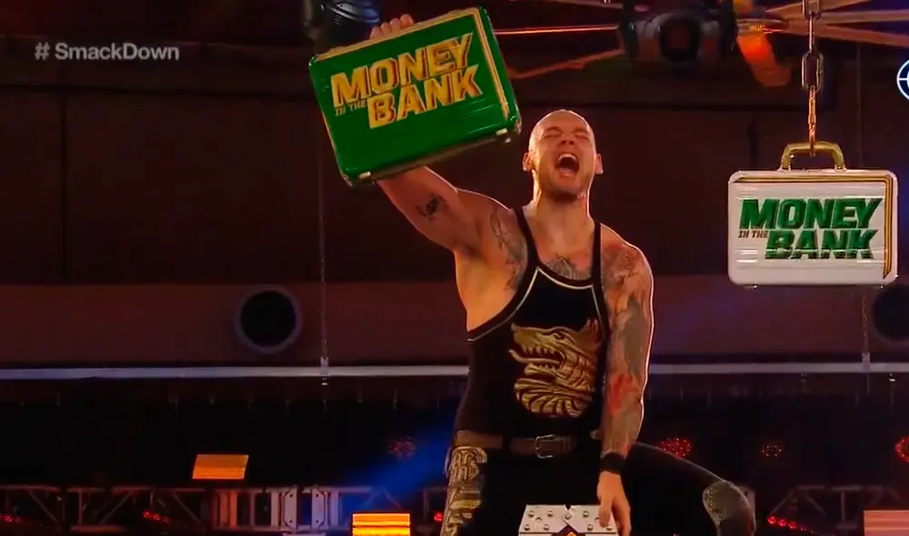 El Kink Corbin cerró SmackDown agarrando el maletín que podría ganar en Money in the Bank 2020. | Foto: WWE