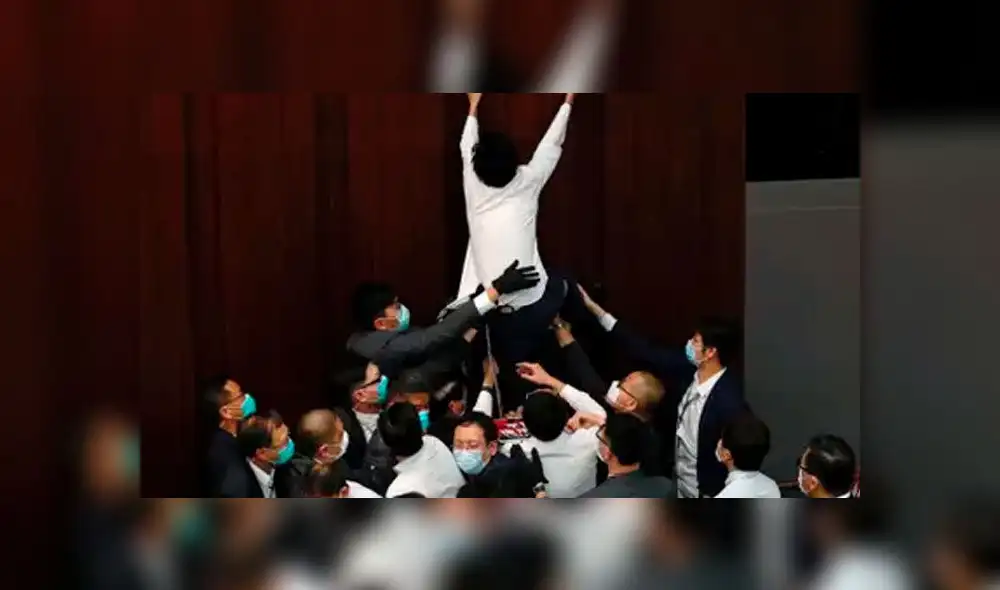 Trifulca en el Congreso de Hong Kong. Foto: Tyrone Siu