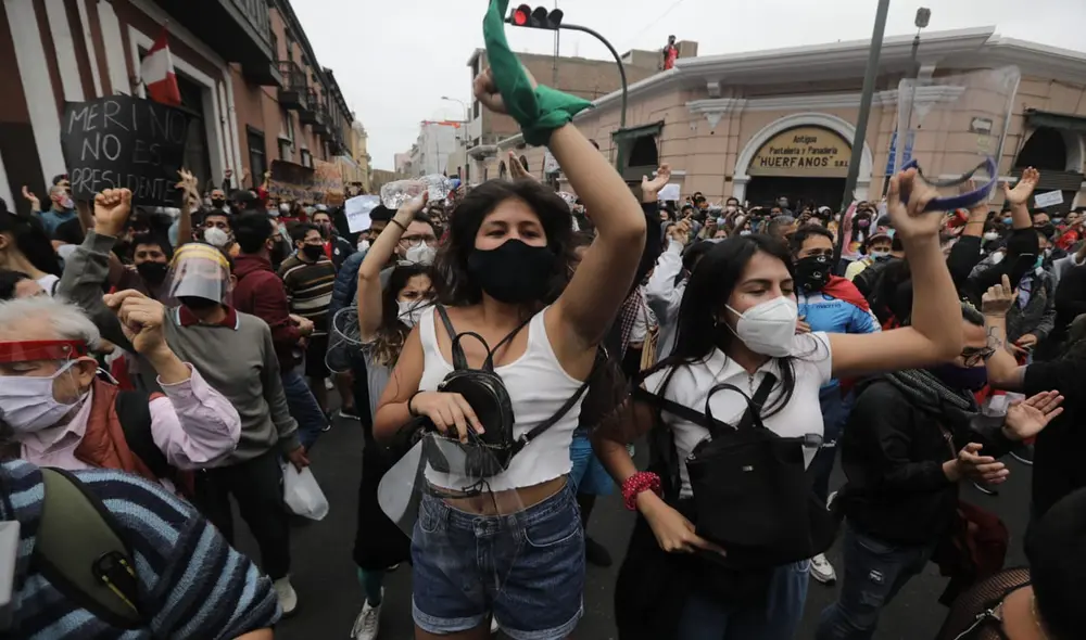 Marcha en Centro de Lima continúa y se visualiza enfrentamientos entre la Policía y manifestantes. Foto: Jorge Cerdán / La República Marcha en Centro de Lima continúa y se visualiza enfrentamientos entre la Policía y manifestantes. Foto: Jorge Cerdán / La República