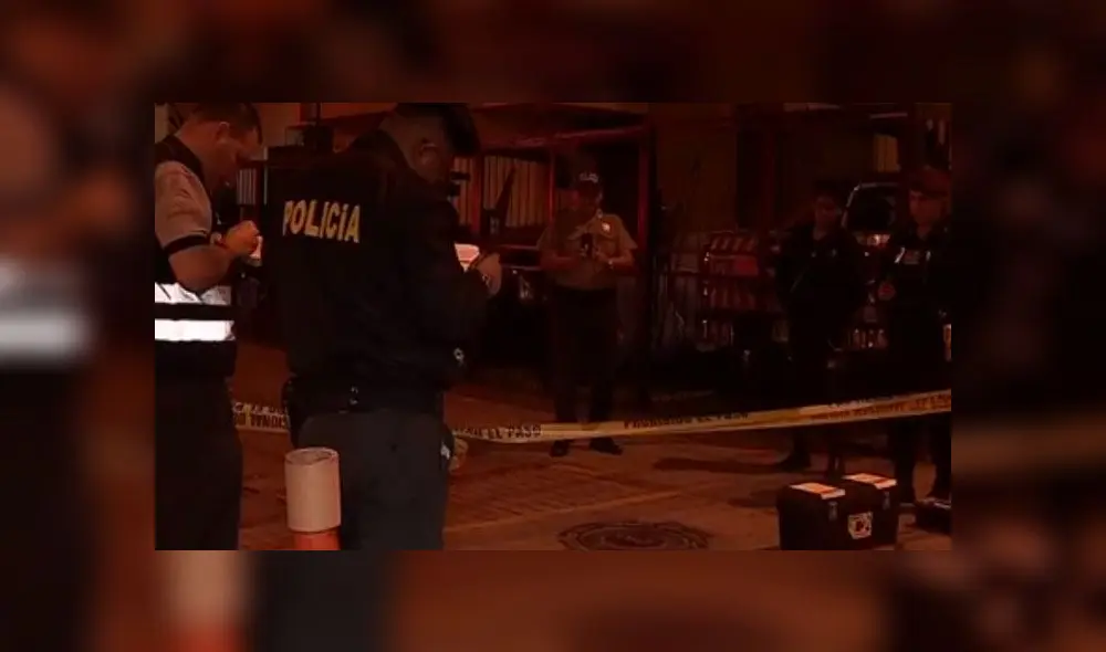 Policía llegó hasta el cruce del jirón Loma Umbrosa con la avenida Caminos del Inca para estudiar la escena del robo. (Foto: Captura de video / América Noticias)