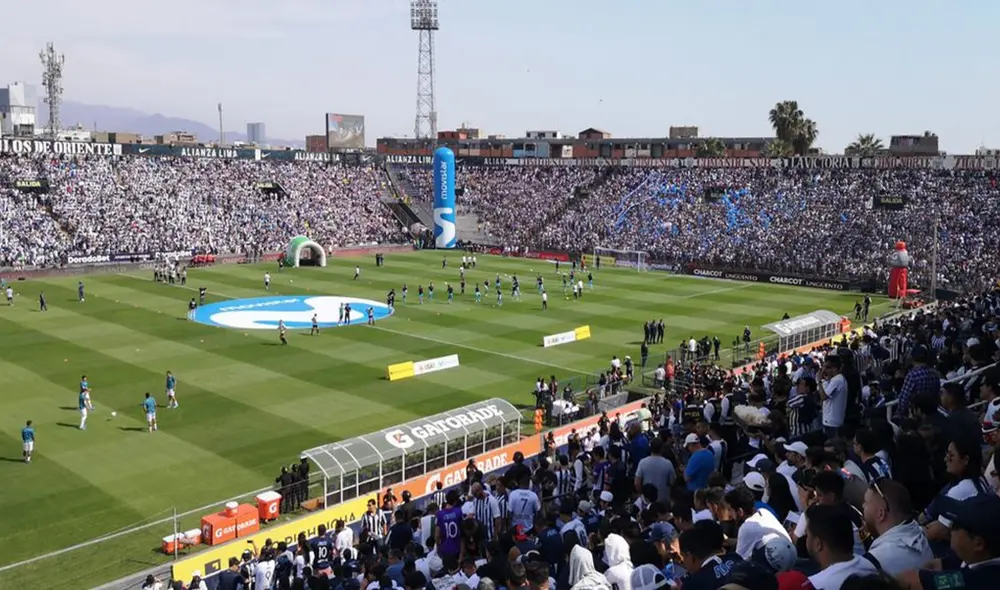 Alianza Lima: la vitrina del fútbol peruano que no tiene marco Alianza Lima: la vitrina del fútbol peruano que no tiene marco