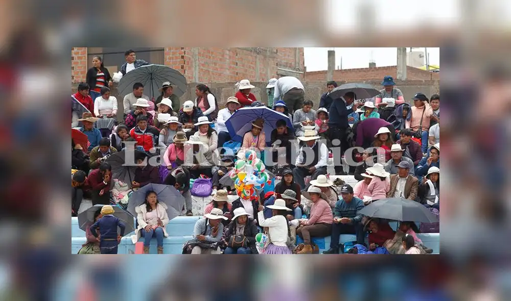 Público llena las graderías del estadio.