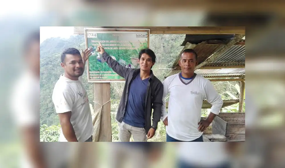 Franklin Fernández con el árbol de la Quina. Créditos: Difusión.