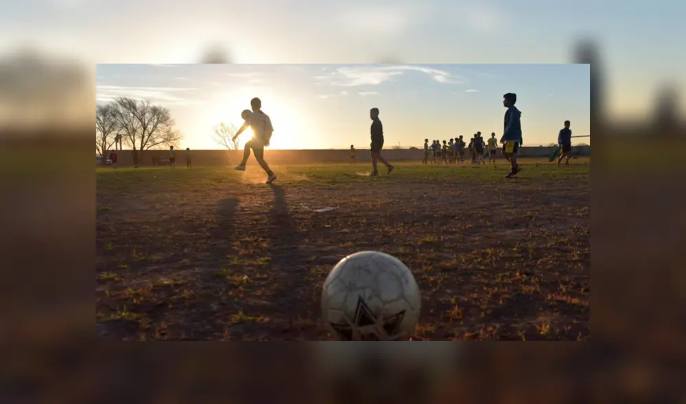 Un grupo de personas violaron la cuarentena para jugar un campeonato de fútbol y terminan en violenta contienda con la policía. Foto: Referencial - La Voz