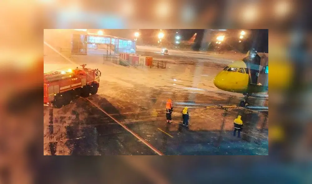 Motor de avión se prende fuego y causa temor en los pasajeros