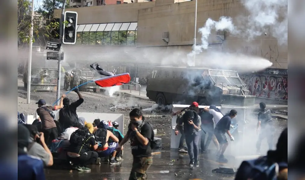 El estallido social altera la rutina de los chilenos. Foto: Jorge Cerdan.