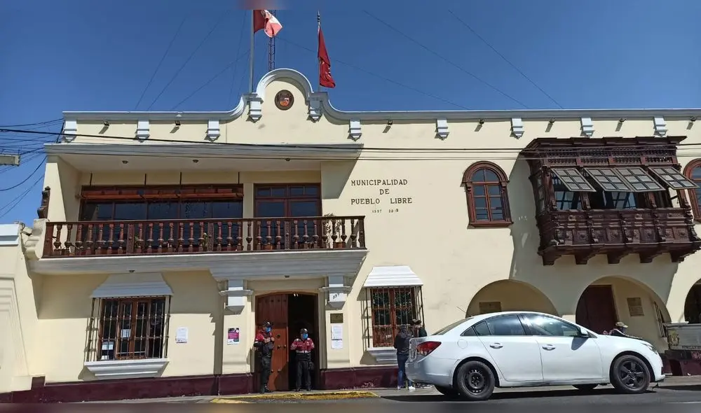 Agentes de la Policía están al interior de la Municipalidad de Pueblo Libre. Foto: Karla Cruz / La República Agentes de la Policía están al interior de la Municipalidad de Pueblo Libre. Foto: Karla Cruz / La República