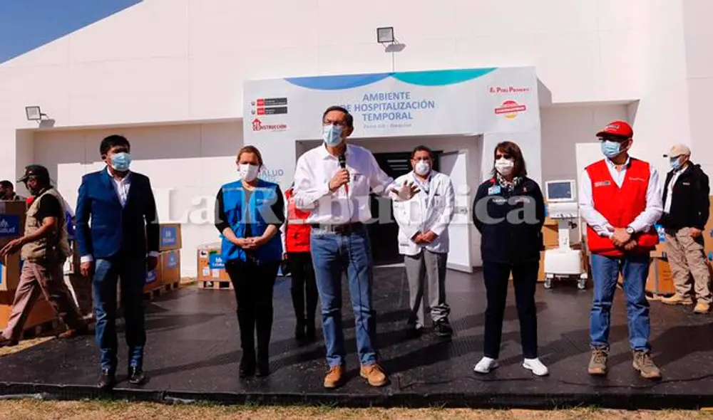 Entre llanto, mujer siguió camioneta en la que Vizcarra se fue de hospital de Arequipa [VIDEO]