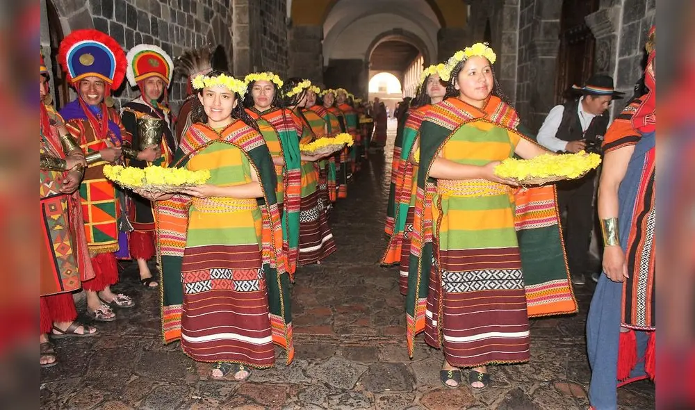 Qorikancha. T’ika t’akas, listas para salir a regar de pétalos de flores el camino del Inka. Foto: Jazmín Lezama.