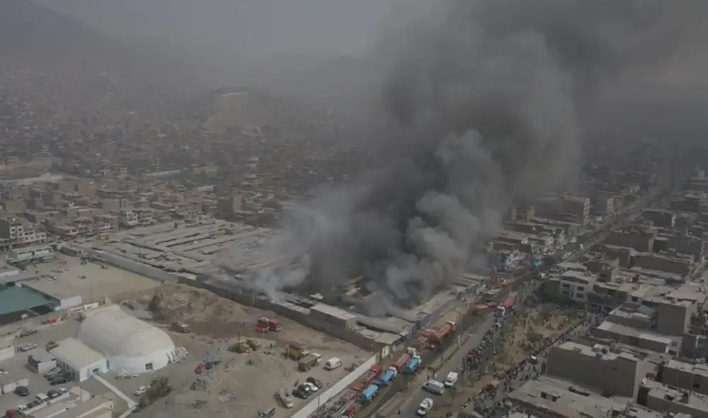 Se desconocen causas de incendio en el mercado conocido como 'La Cachina Fashion' . Foto: Flavio Matos / La República Se desconocen causas de incendio en el mercado conocido como 'La Cachina Fashion' . Foto: Flavio Matos / La República