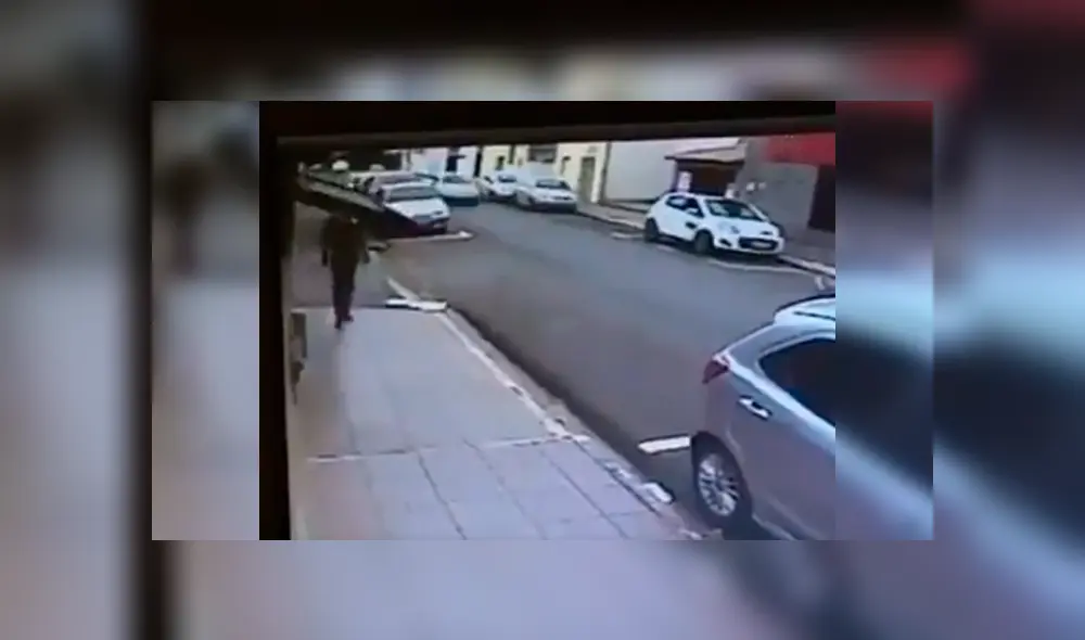 Cámara de seguridad de una calle captó el insólito incidente que sufrió el hombre cuando caminaba tranquilamente por una acera. La escena se hizo viral en Facebook Cámara de seguridad de una calle captó el insólito incidente que sufrió el hombre cuando caminaba tranquilamente por una acera. La escena se hizo viral en Facebook