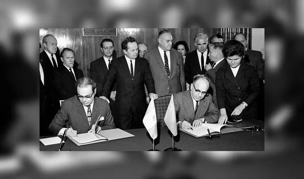 La firma del acuerdo comercial entre la URSS y el Perú. El Primer Viceministro del Comercio Exterior de la URSS y el Embajador del Perú en la URSS, Javier Pérez de Cuéllar, firman el acuerdo sobre el suministro de máquinas y equipo.Foto: Valeriy Shustov / Sputnik La firma del acuerdo comercial entre la URSS y el Perú. El Primer Viceministro del Comercio Exterior de la URSS y el Embajador del Perú en la URSS, Javier Pérez de Cuéllar, firman el acuerdo sobre el suministro de máquinas y equipo.Foto: Valeriy Shustov / Sputnik