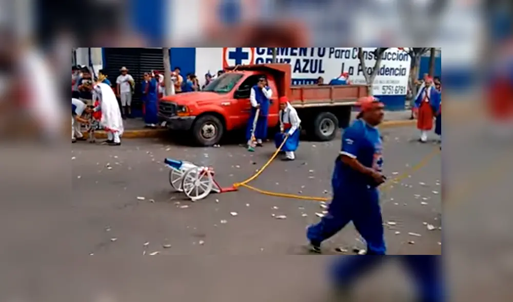 Uno de los fanáticos sufrió las consecuencias de haber prendido el poderoso cañón. Foto: captura