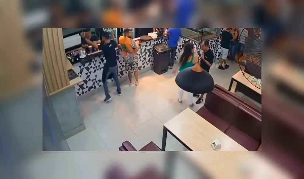 Mujer es golpeada por dos hombres durante altercado en un bar [VIDEO]