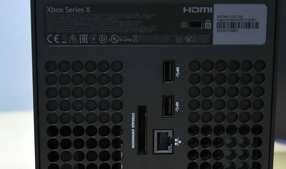 Los patrones que acompañan a los puertos de entrada en la parte posterior de la Xbox Series X ayudará a personas ciegas con el cableado. Foto: Twitter