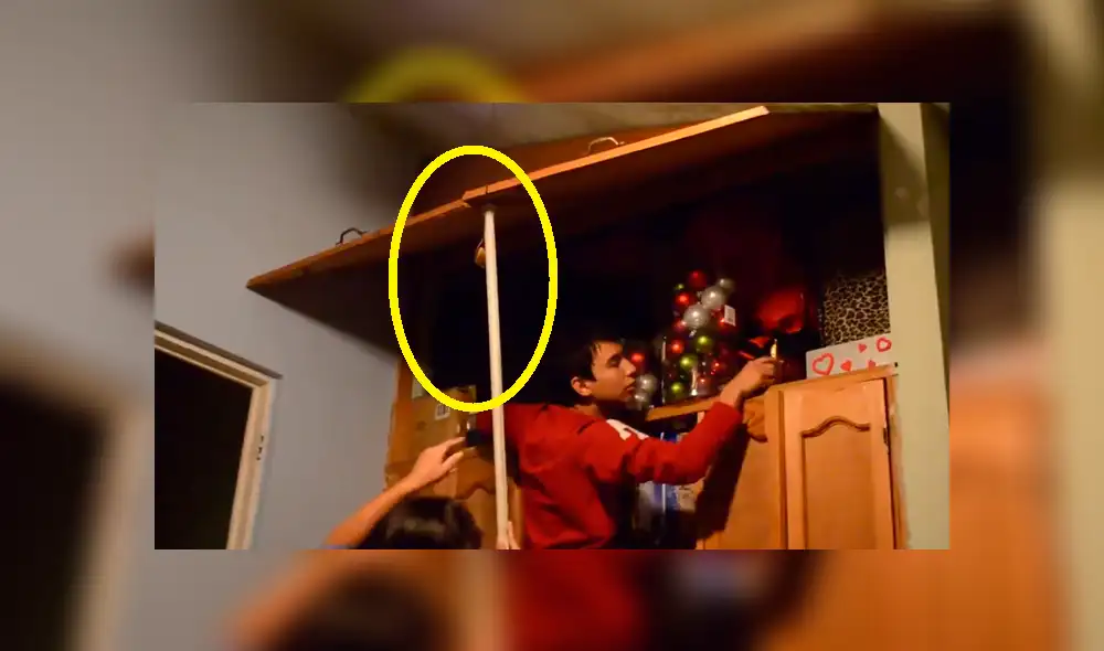 Facebook: joven desempolvaba los adornos de Navidad, pero su madre le juega cruel broma [VIDEO] 