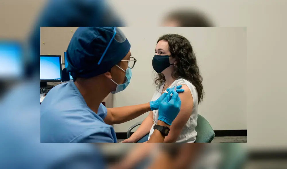 Un sanitario inyecta a una voluntaria la vacuna de Moderna, en la ciudad estadounidense de Detroit. Foto: AFP