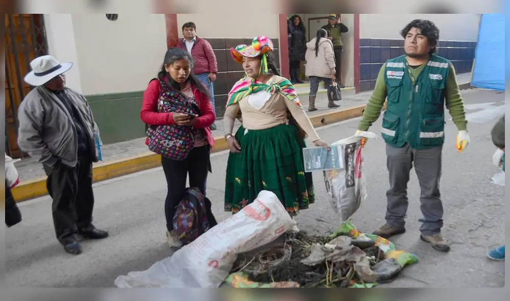 Puno. Comunera quiso protestar con muestras de aves y plantas muertas, pero fue impedida. Puno. Comunera quiso protestar con muestras de aves y plantas muertas, pero fue impedida.