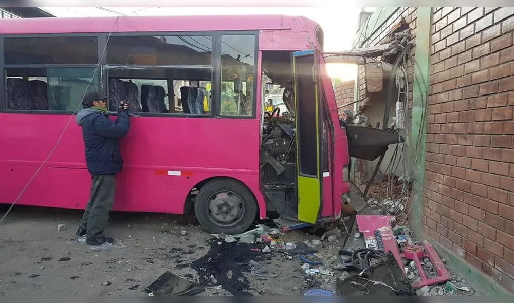 Coaster se empotró contra pared y aplastó a joven