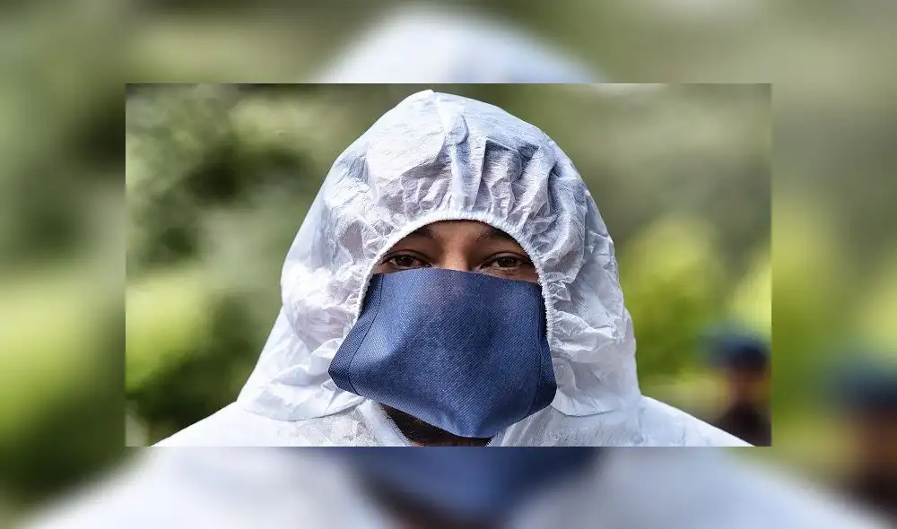 Worker of the San Isidro Pantheon Isaac Arroyo, poses for a photograph before the burial of a COVID-19 victim, in Azcapotzalco municipality, Mexico City, on June 10, 2020. (Photo by ALFREDO ESTRELLA / AFP) Worker of the San Isidro Pantheon Isaac Arroyo, poses for a photograph before the burial of a COVID-19 victim, in Azcapotzalco municipality, Mexico City, on June 10, 2020. (Photo by ALFREDO ESTRELLA / AFP)