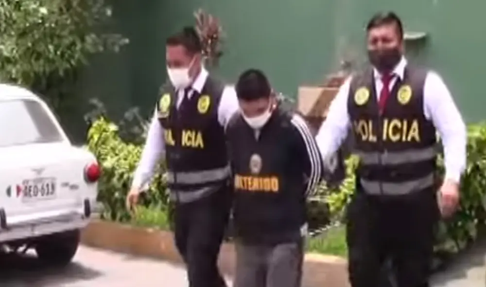 Jonathan Paúl Estrada Ordoñez amenazó a su reciente víctima con un arma de fuego y luego huyó en una mototaxi. Foto: captura de 24 Horas Jonathan Paúl Estrada Ordoñez amenazó a su reciente víctima con un arma de fuego y luego huyó en una mototaxi. Foto: captura de 24 Horas