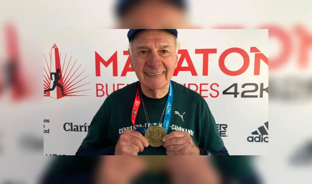 Eduardo Marelli muestra con orgullo una de sus medallas. Foto: Clarín.