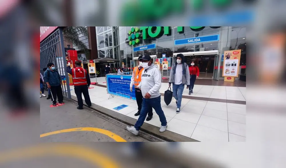Largas colas se registran en exteriores del Mall Plaza de Santa Anita.Foto: Flavio Matos.