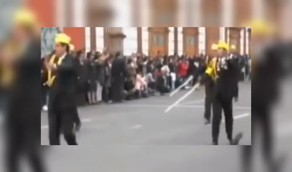 Un chico que participaba en un desfile tuvo un peculiar percance que generó que miles rían a carcajadas.