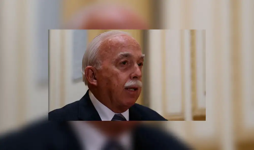 Antropóloga se negó a recibir un beso de exministro Luis Solari y Carlos Tubino la tildó de ‘radical’