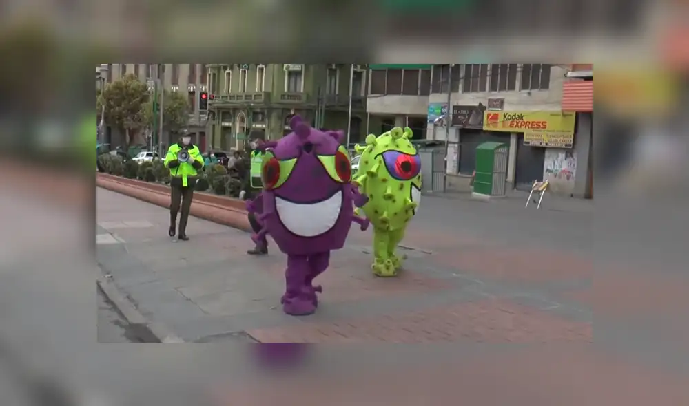 Un par de oficiales se disfrazaron para concientizar a la gente sobre las medidas para evitar el coronavirus.