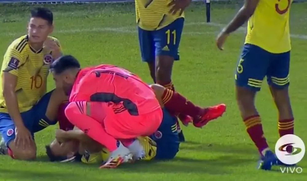 Santiago Arias abandonó el partido de Colombia vs. Venezuela por lesión. Foto: Caracol TV Santiago Arias abandonó el partido de Colombia vs. Venezuela por lesión. Foto: Caracol TV
