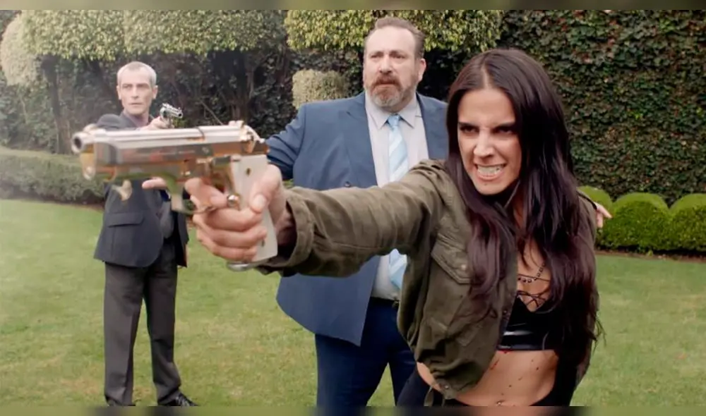 Bárbara de Regil muestra de más en redes sociales con diminuto traje