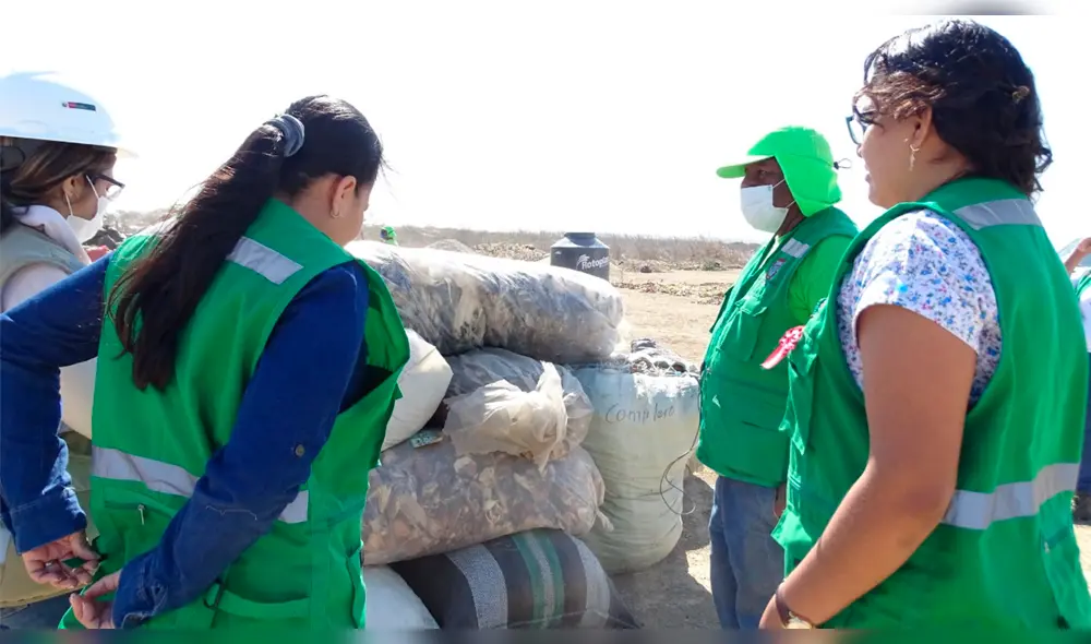 Personal de entidad comprobando situación actual. Personal de entidad comprobando situación actual.