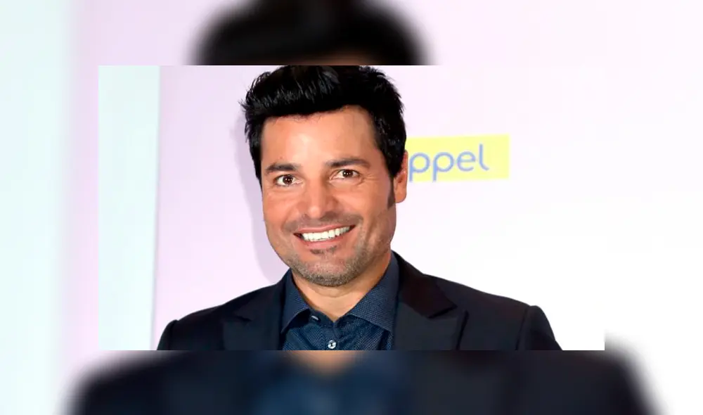 En Instagram, una fanática del cantante Chayanne colgó un poster tamaño real en el exterior de su vivienda.