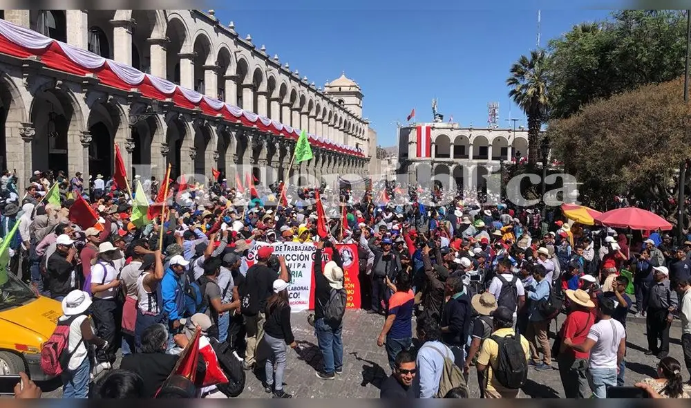 Diferentes gremios, estudiantes y ciudadanos en general se sumaron a la medida de protesta.