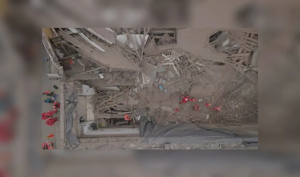 Los hombres de rojo vienen trabajando desde las 2 p. m. de ayer. Foto: Flavio Matos/La República. Los hombres de rojo vienen trabajando desde las 2 p. m. de ayer. Foto: Flavio Matos/La República.