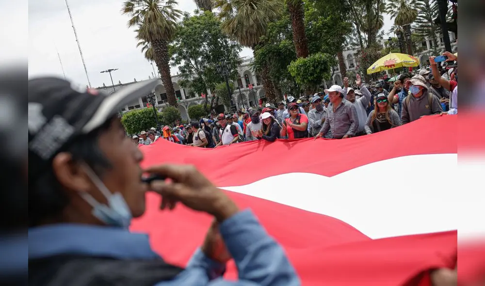 el dato  Obreros de Construcción Civil fueron los únicos que llegaron a la Plaza de Armas de Arequipa. El paro comienza a desinflarse en Arequipa.