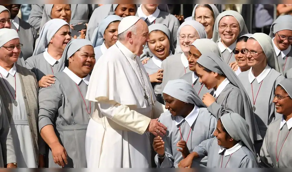 El Papa Francisco fue recibido por las monjas durante la audiencia general semanal en la Plaza de San Pedro del Vaticano el 25 de septiembre de 2019.