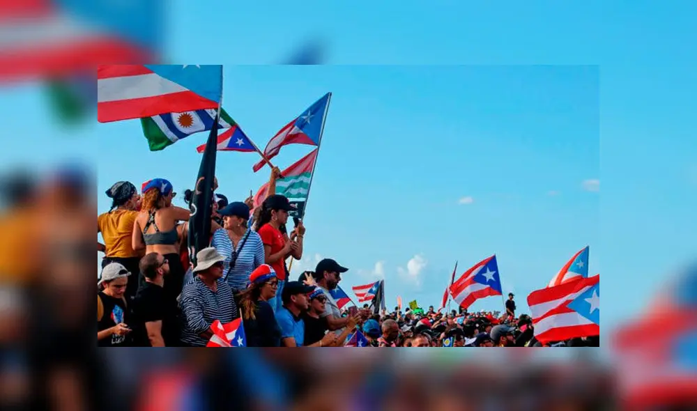 Miles de personas salen a las calles exigiendo la renuncia del gobernador Ricardo Roselló tras escándalo por chats. Foto: AFP