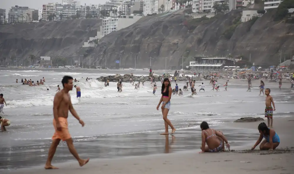Las playas de la costa limeña eran lugares de gran concentración durante el verano. Foto: Antonio Melgarejo / La República Las playas de la costa limeña eran lugares de gran concentración durante el verano. Foto: Antonio Melgarejo / La República