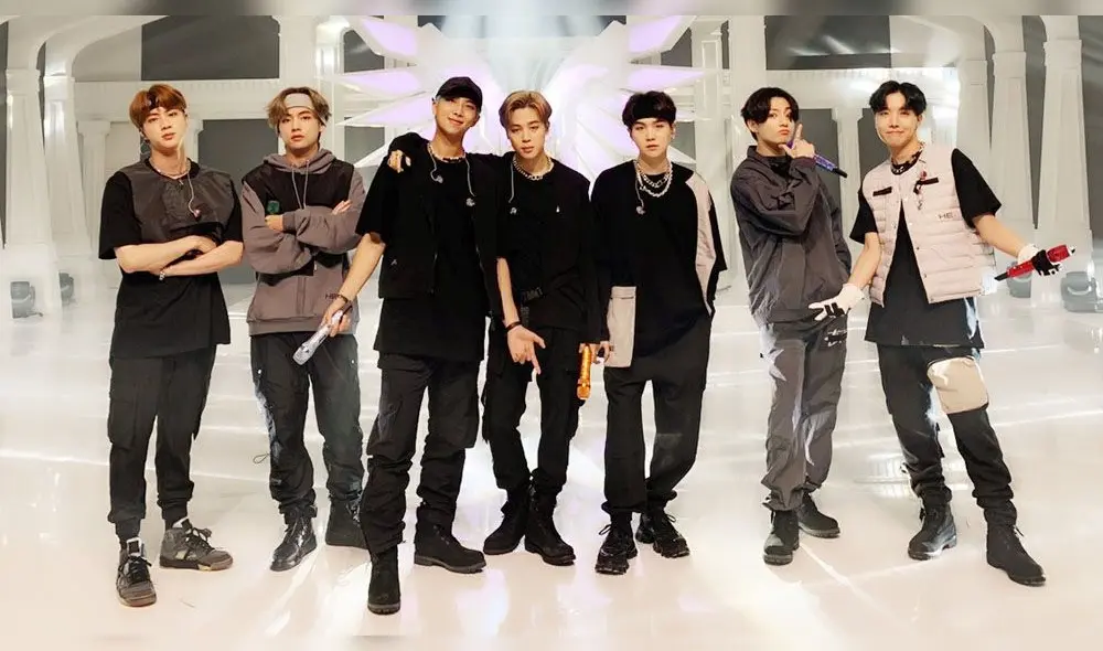 Desliza para ver más fotos de BTS en el FNS Song Festival. Créditos: Big Hit