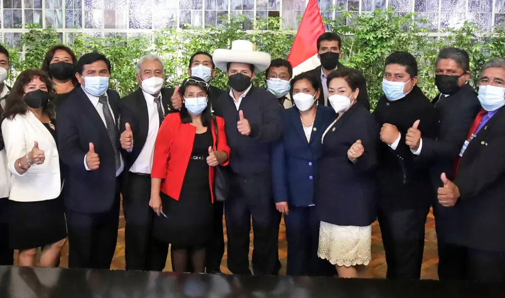 Al finalizar la reunión con Pedro Castillo los prefectos brindaron una conferencia de prensa a las afueras de Palacio de Gobierno. Foto: Presidencia Al finalizar la reunión con Pedro Castillo los prefectos brindaron una conferencia de prensa a las afueras de Palacio de Gobierno. Foto: Presidencia