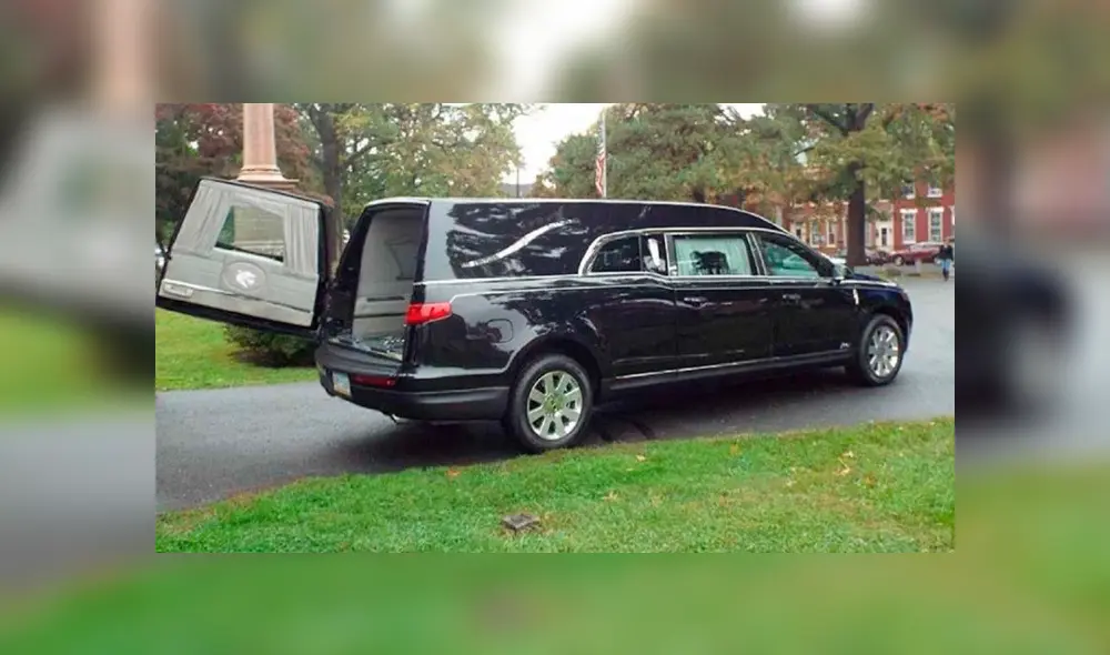 Conductor de auto fúnebre deja caer ataúd y avanza varios metros si darse cuenta [VIDEO]