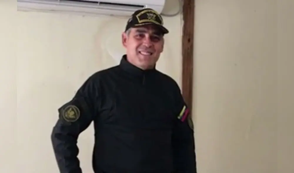 A market trader shows different currency notes in Caracas on March 10, 2019, during the third day of a massive power outage which has left Venezuelans without communications, electricity and water. - The unprecedented power outage already left 15 patients dead and threatens to extend indefinitely, increasing distress for the severe political and economic crisis hitting the oil-rich South American nation. (Photo by Cristian Hernandez / AFP) A market trader shows different currency notes in Caracas on March 10, 2019, during the third day of a massive power outage which has left Venezuelans without communications, electricity and water. - The unprecedented power outage already left 15 patients dead and threatens to extend indefinitely, increasing distress for the severe political and economic crisis hitting the oil-rich South American nation. (Photo by Cristian Hernandez / AFP)