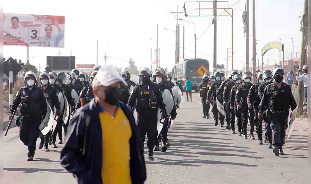 puente de añashuayco. Policía consiguió destrabar vía de ingreso a Arequipa. Previamente hubo enfrentamientos con manifestantes