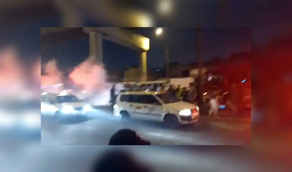 Cerca al siniestro se encontraba una fábrica de maderas y los vehículos no detuvieron el paso. (Foto: Captura de video) Cerca al siniestro se encontraba una fábrica de maderas y los vehículos no detuvieron el paso. (Foto: Captura de video)