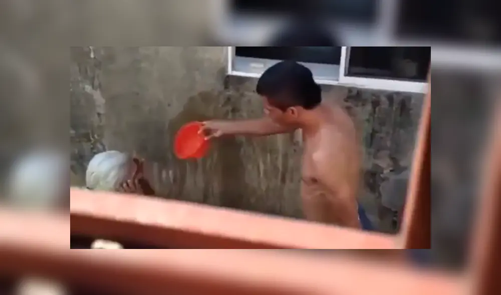 Hombre que agredió a su madre de la tercera edad mientras la bañaba fue detenido. Foto: Captura