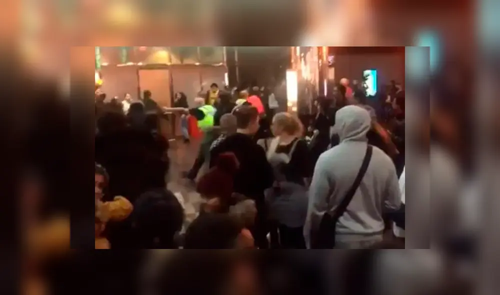 Pandillas se enfrentan con machetes delante de niños que iban a entrar al cine [VIDEO]