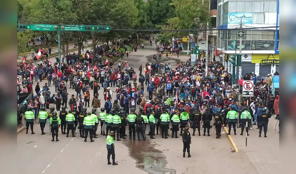 rumbo al aeropuerto.  Cerca de cuatro mil ronderos marchan al aeropuerto, pero la Policía les impide el avance.