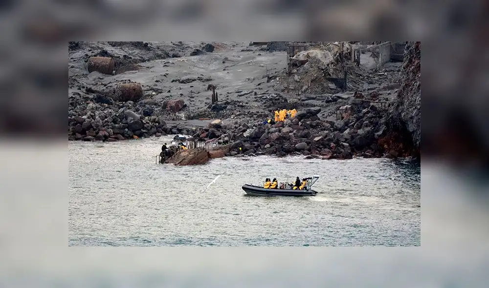 Los rescatistas realizan su trabajo aún con el riesgo de que el volcán White Island vuelva a erupcionar. Foto: AFP. Los rescatistas realizan su trabajo aún con el riesgo de que el volcán White Island vuelva a erupcionar. Foto: AFP.